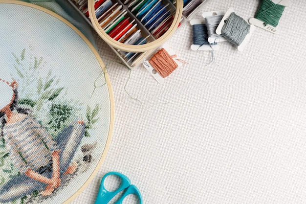 Vyšívacie sady na stole